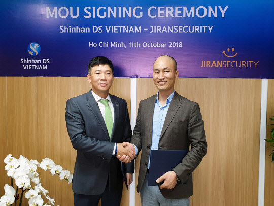 이광식 신한DS 베트남 법인장(왼쪽)과 윤두식 지란지교시큐리티 대표가 업무협약을 맺고 기념촬영을 하고 있다.  지란지교시큐리티 제공